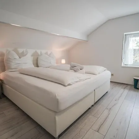 In Niederoesterreich Mit 3 Mitten Im Wald *