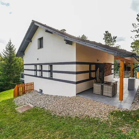 In Niederoesterreich Mit 3 Mitten Im Wald *