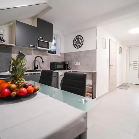 In Niederoesterreich Mit 3 Mitten Im Wald