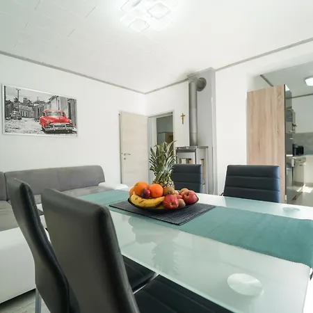 In Niederoesterreich Mit 3 Mitten Im Wald