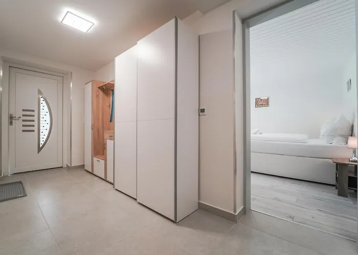 In Niederoesterreich Mit 3 Mitten Im Wald *