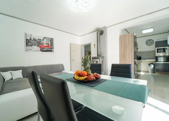 In Niederoesterreich Mit 3 Mitten Im Wald